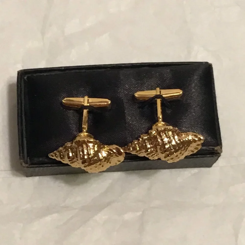 Vintage and exquisite pair of gold tone seashell shaped cufflinks w/ box